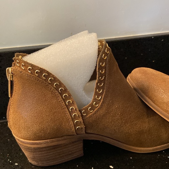 Vince Camuto Prafinta Brown Nubuck Leather Gold Stud Horsheoe Ankle Booties - Picture 3 of 16